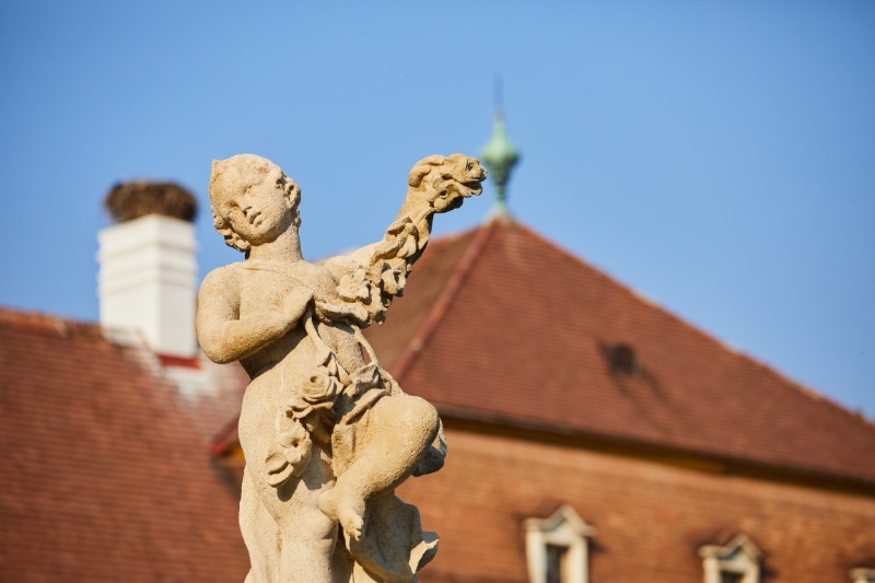 baroková detská postavička pred zámkom Marchegg
